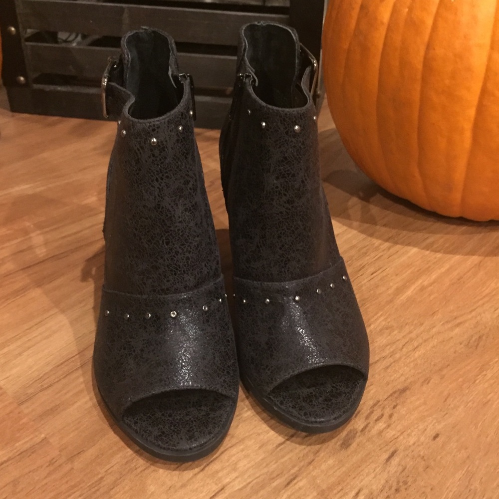 🌟sale🌟Simply Vera Wang black ankle booties!